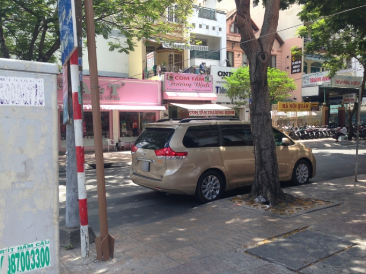 Đậu xe gần ngã tư