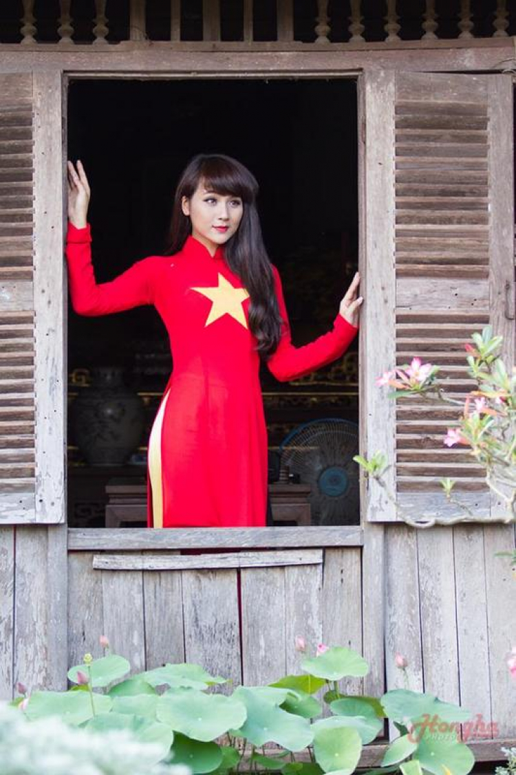 "Tôi yêu Việt Nam" - Nga Tây & Oanh Mýt duyên dáng với áo dài đỏ sao vàng