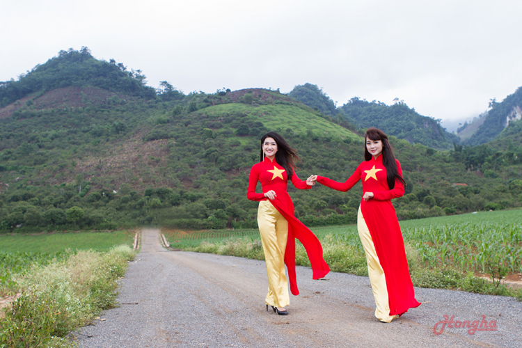 "Tôi yêu Việt Nam" - Nga Tây & Oanh Mýt duyên dáng với áo dài đỏ sao vàng