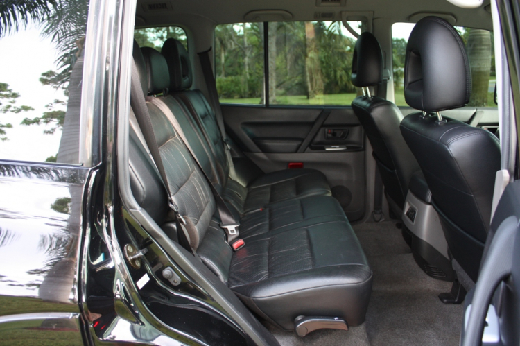 Tựa đầu cho hàng ghế thứ 2 pajero sport Tựa đầu cho hàng ghế thứ 2 pajero sport