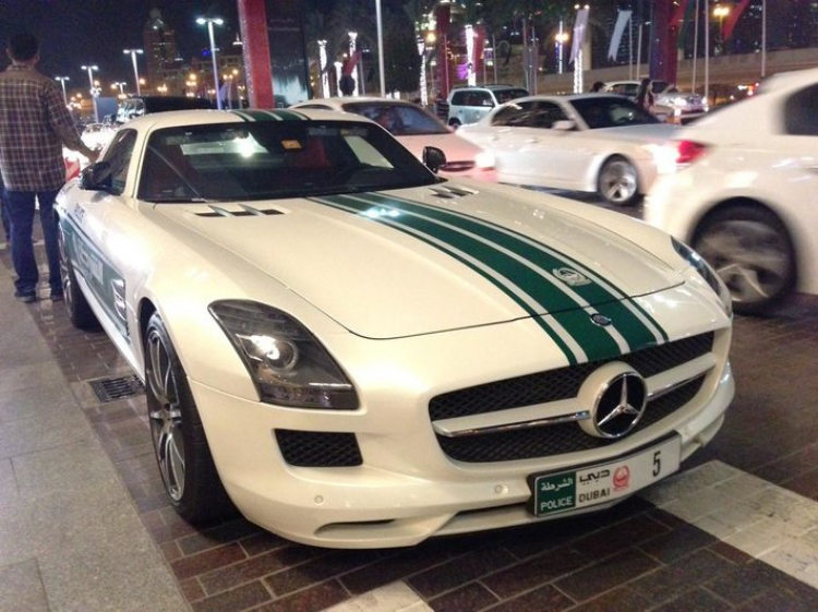 Police Dubai sử dụng siêu xe Lamborghini hoặc Ferrier làm xe công vụ