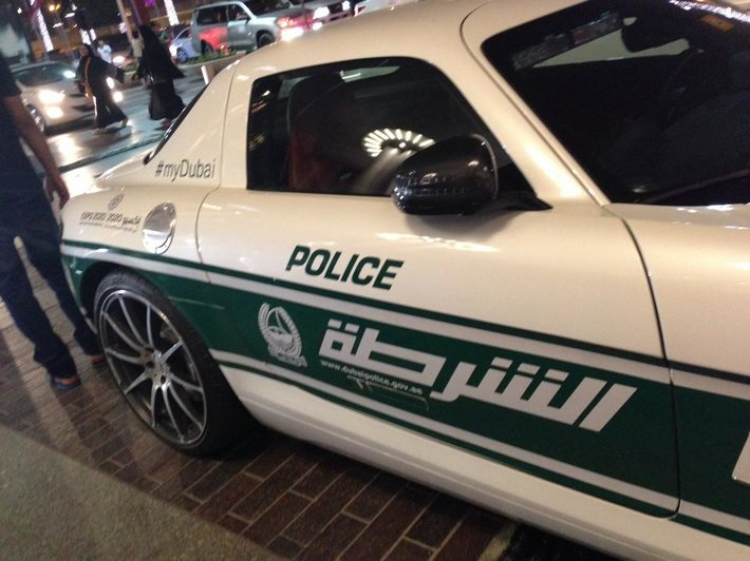 Police Dubai sử dụng siêu xe Lamborghini hoặc Ferrier làm xe công vụ