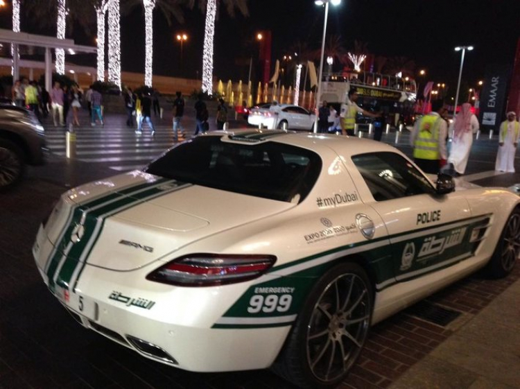 Police Dubai sử dụng siêu xe Lamborghini hoặc Ferrier làm xe công vụ