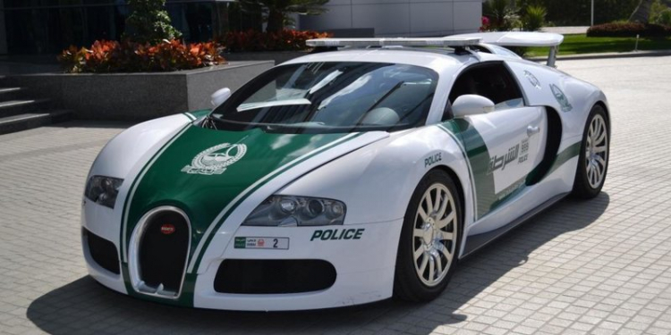Police Dubai sử dụng siêu xe Lamborghini hoặc Ferrier làm xe công vụ