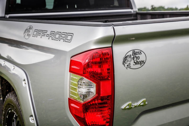 Toyota Tundra 2015 thêm phong cách với gói độ Bass Pro Shops