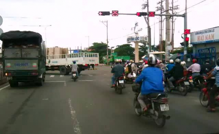 Qua đường ẩu từ xe máy đến xe buýt