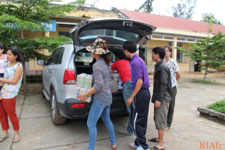 Từ thiện và biển xanh ngày hè Từ thiện và biển xanh ngày hè