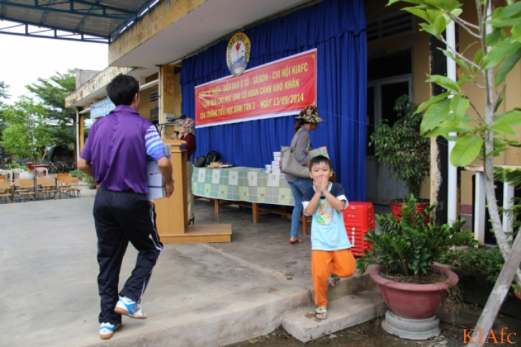 Từ thiện và biển xanh ngày hè Từ thiện và biển xanh ngày hè