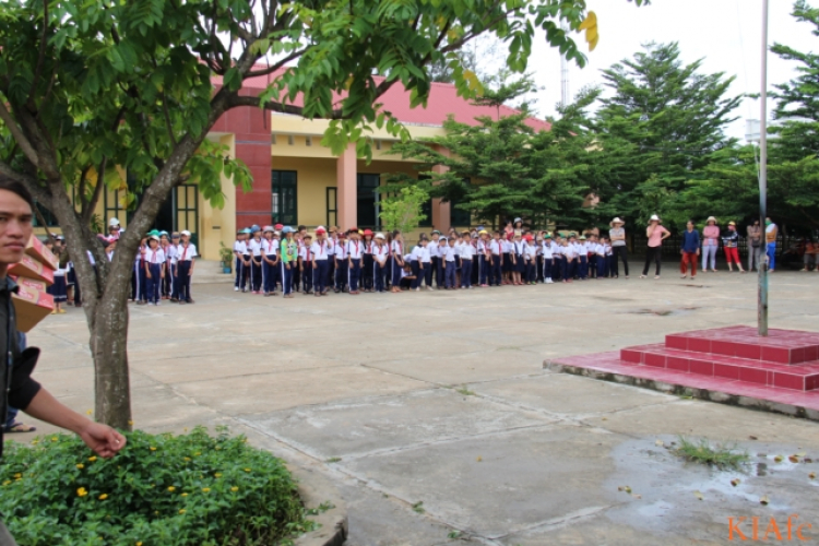 Từ thiện và biển xanh ngày hè Từ thiện và biển xanh ngày hè