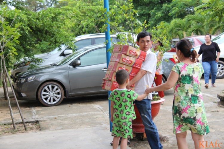 Từ thiện và biển xanh ngày hè