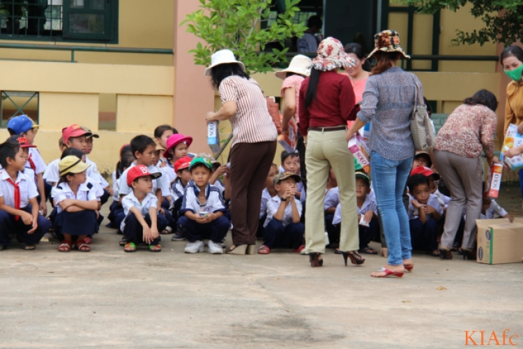 Từ thiện và biển xanh ngày hè Từ thiện và biển xanh ngày hè