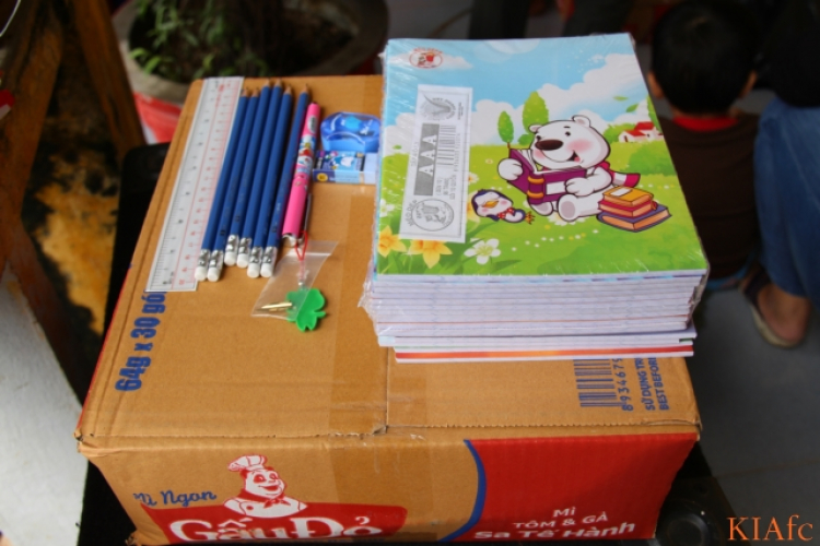 Từ thiện và biển xanh ngày hè Từ thiện và biển xanh ngày hè