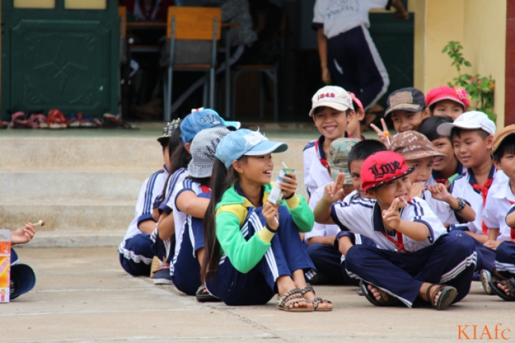 Từ thiện và biển xanh ngày hè Từ thiện và biển xanh ngày hè