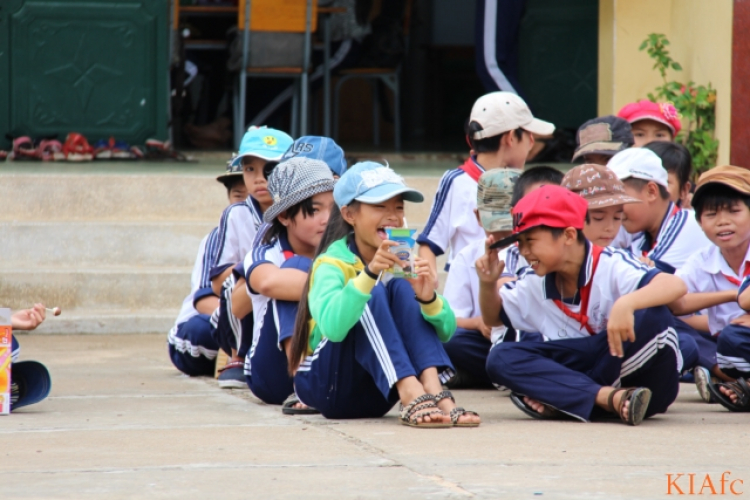 Từ thiện và biển xanh ngày hè Từ thiện và biển xanh ngày hè