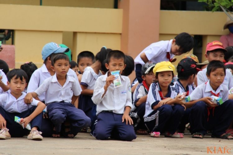 Từ thiện và biển xanh ngày hè Từ thiện và biển xanh ngày hè