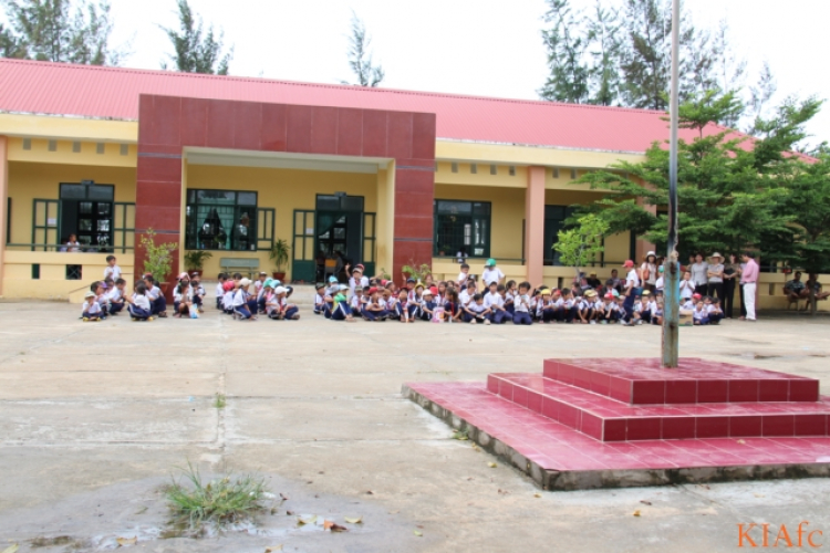Từ thiện và biển xanh ngày hè Từ thiện và biển xanh ngày hè