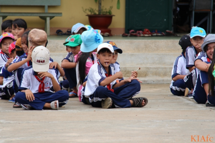 Từ thiện và biển xanh ngày hè Từ thiện và biển xanh ngày hè