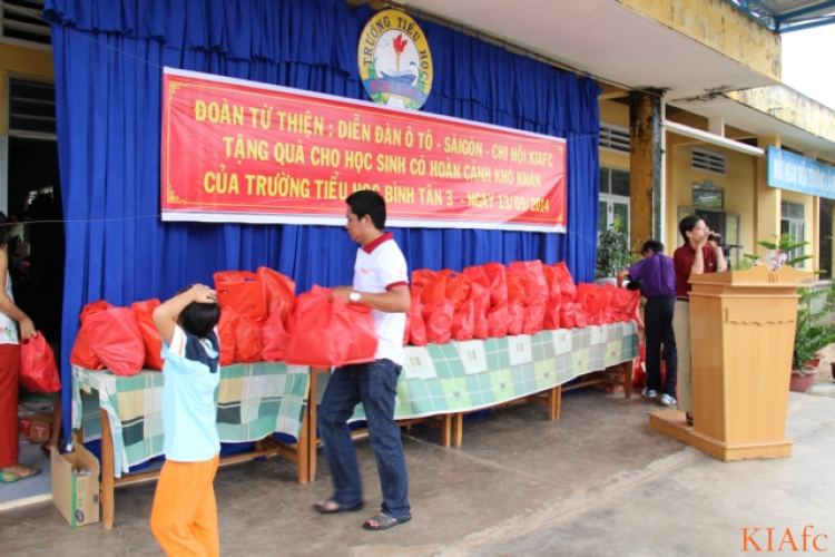 Từ thiện và biển xanh ngày hè