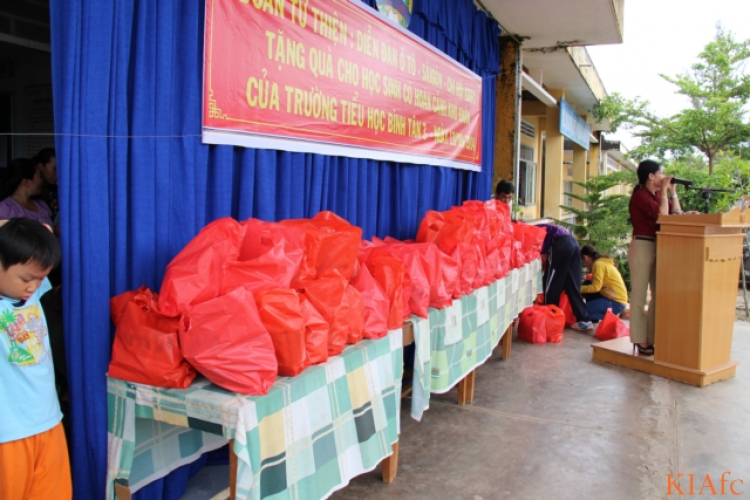 Từ thiện và biển xanh ngày hè Từ thiện và biển xanh ngày hè