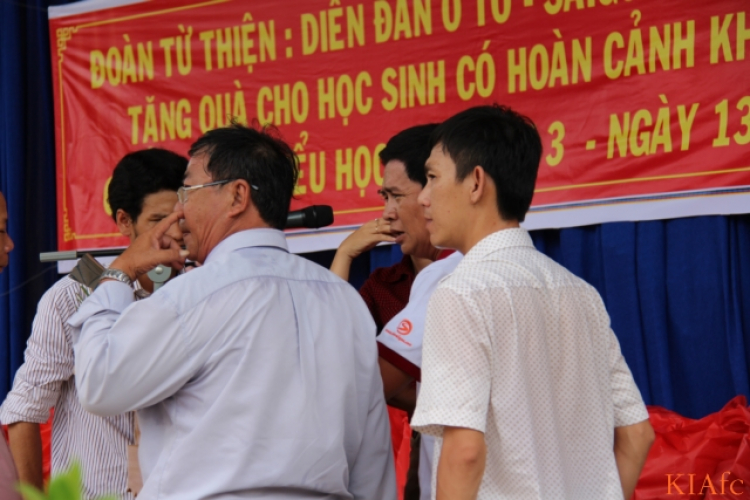 Từ thiện và biển xanh ngày hè Từ thiện và biển xanh ngày hè