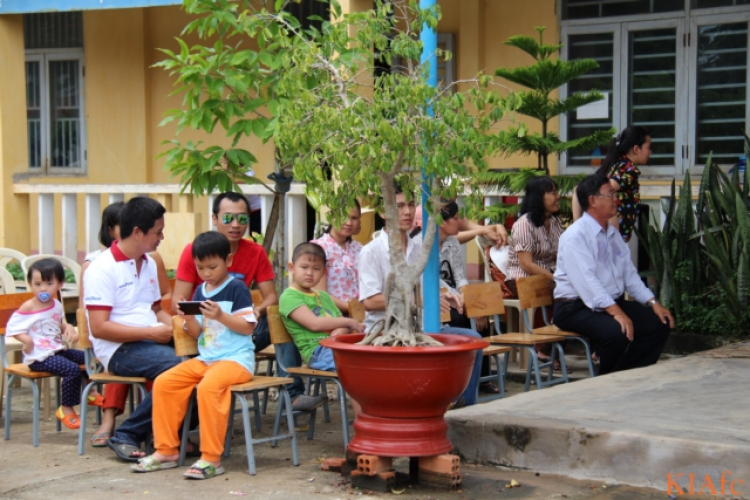 Từ thiện và biển xanh ngày hè Từ thiện và biển xanh ngày hè