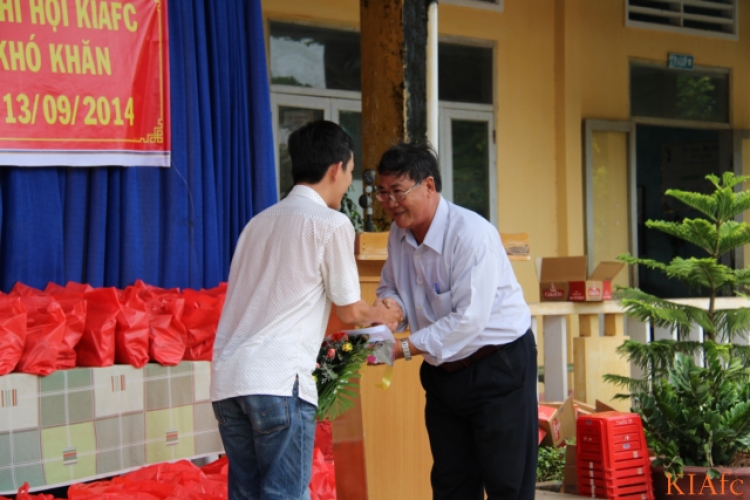 Từ thiện và biển xanh ngày hè Từ thiện và biển xanh ngày hè