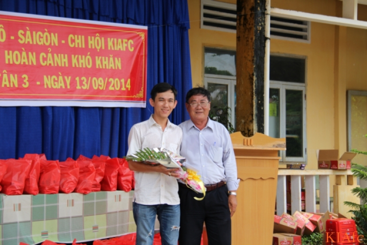 Từ thiện và biển xanh ngày hè Từ thiện và biển xanh ngày hè