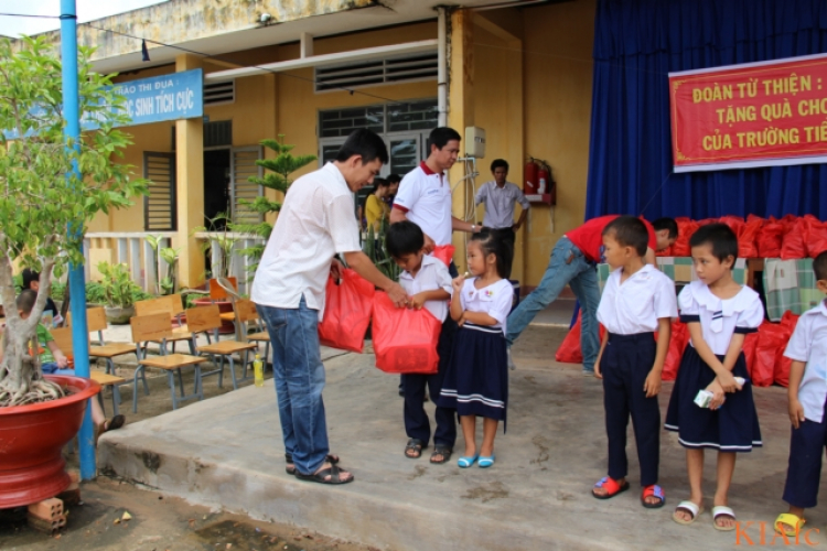 Từ thiện và biển xanh ngày hè