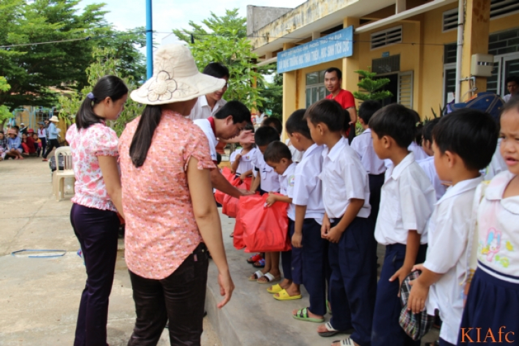 Từ thiện và biển xanh ngày hè