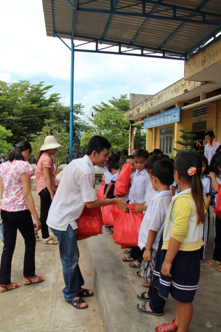 Từ thiện và biển xanh ngày hè