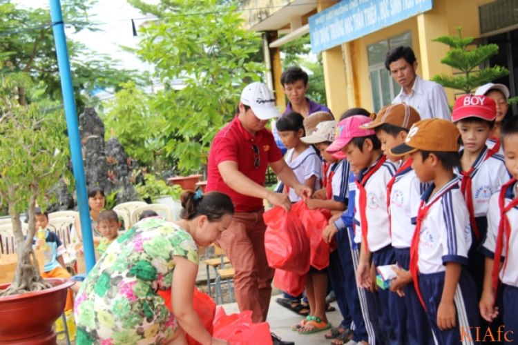 Từ thiện và biển xanh ngày hè