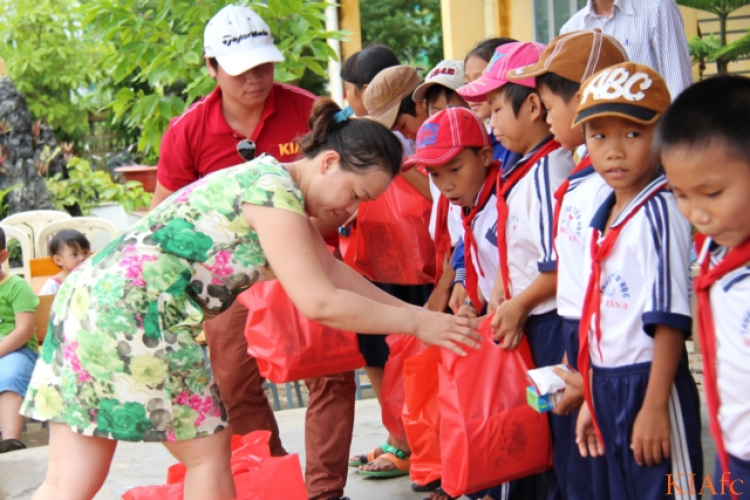 Từ thiện và biển xanh ngày hè