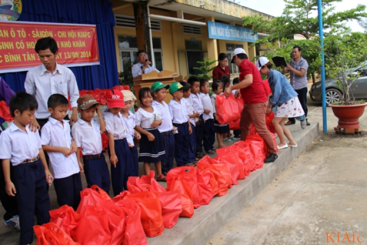 Từ thiện và biển xanh ngày hè