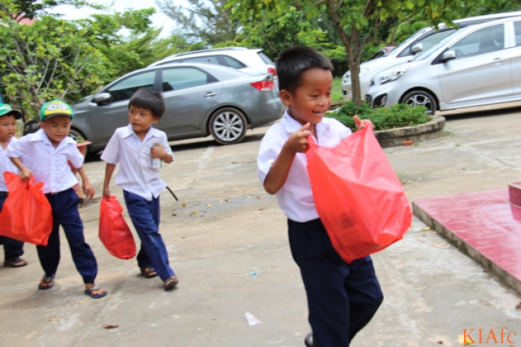 Từ thiện và biển xanh ngày hè Từ thiện và biển xanh ngày hè