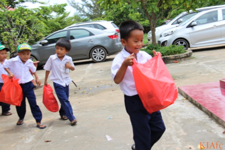 Từ thiện và biển xanh ngày hè