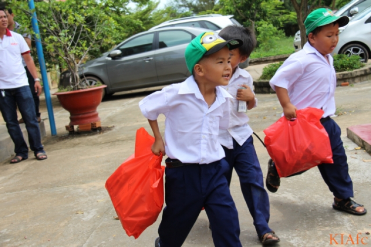 Từ thiện và biển xanh ngày hè Từ thiện và biển xanh ngày hè