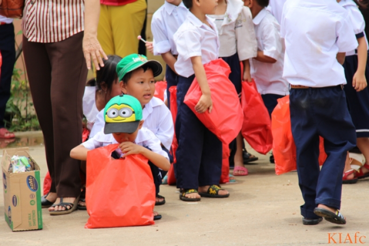 Từ thiện và biển xanh ngày hè