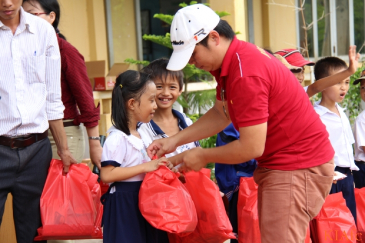 Từ thiện và biển xanh ngày hè