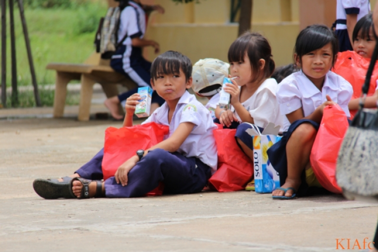 Từ thiện và biển xanh ngày hè Từ thiện và biển xanh ngày hè