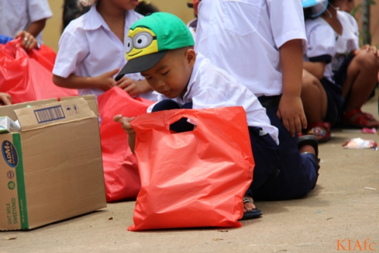 Từ thiện và biển xanh ngày hè