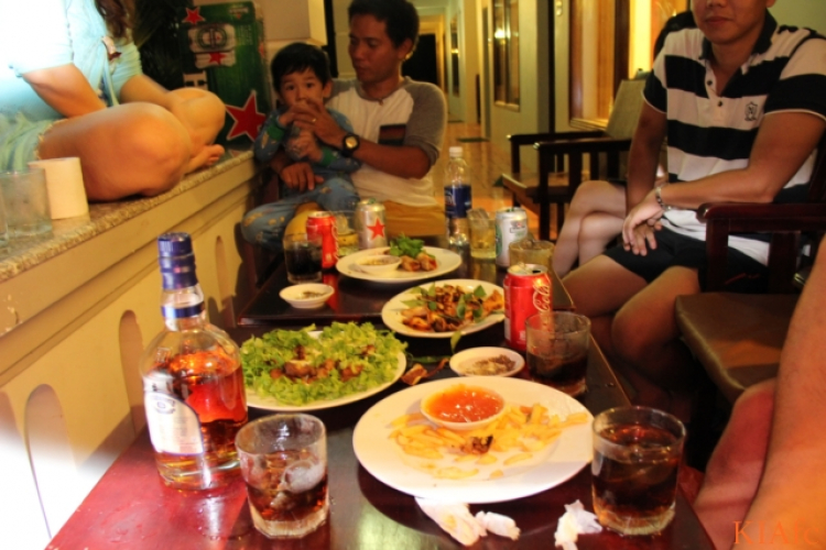 Từ thiện và biển xanh ngày hè Từ thiện và biển xanh ngày hè