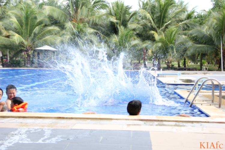 Từ thiện và biển xanh ngày hè Từ thiện và biển xanh ngày hè