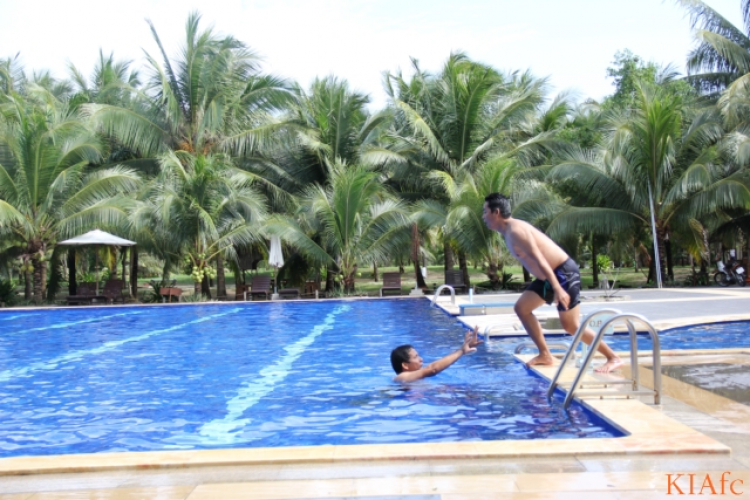 Từ thiện và biển xanh ngày hè Từ thiện và biển xanh ngày hè