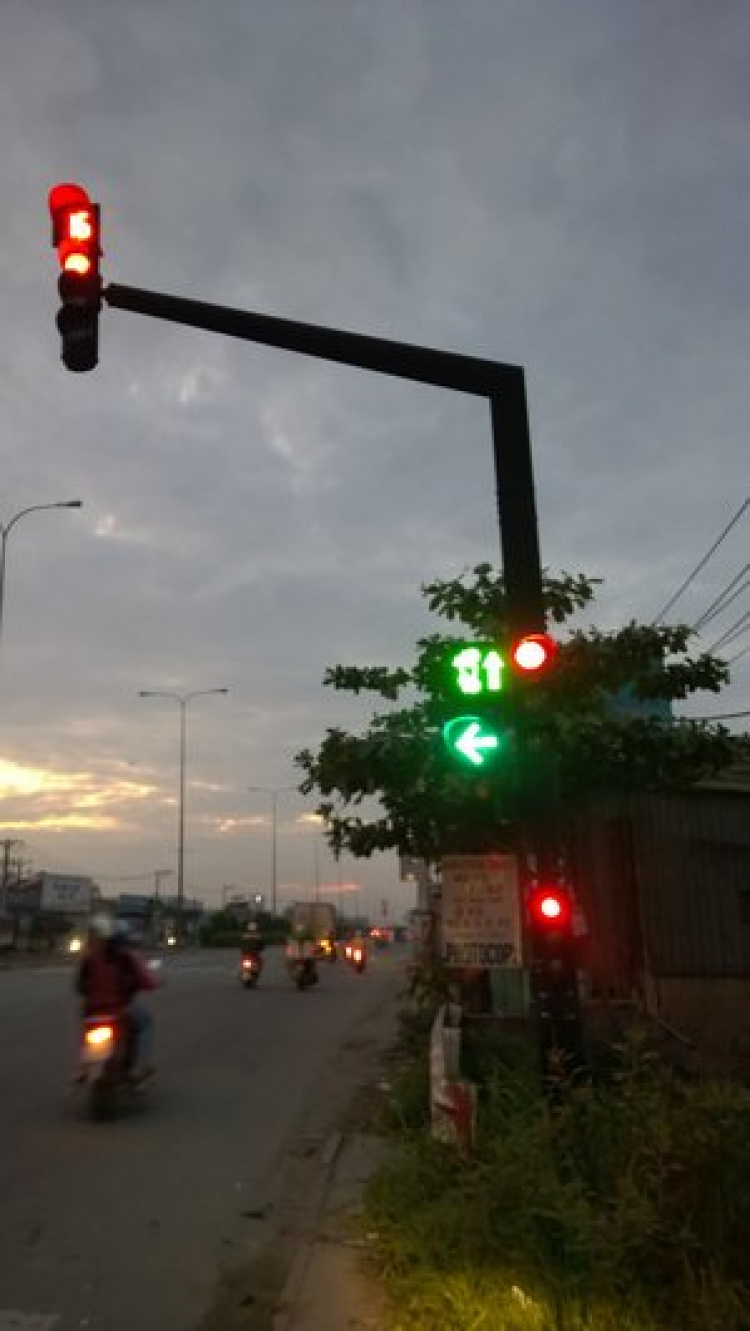 Đèn ở Ngã Ba Quốc Lộ 1A và Lê Thị Riêng Q12