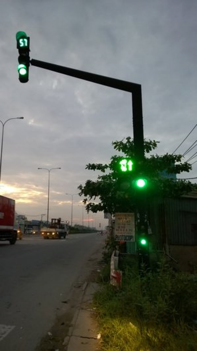 Đèn ở Ngã Ba Quốc Lộ 1A và Lê Thị Riêng Q12