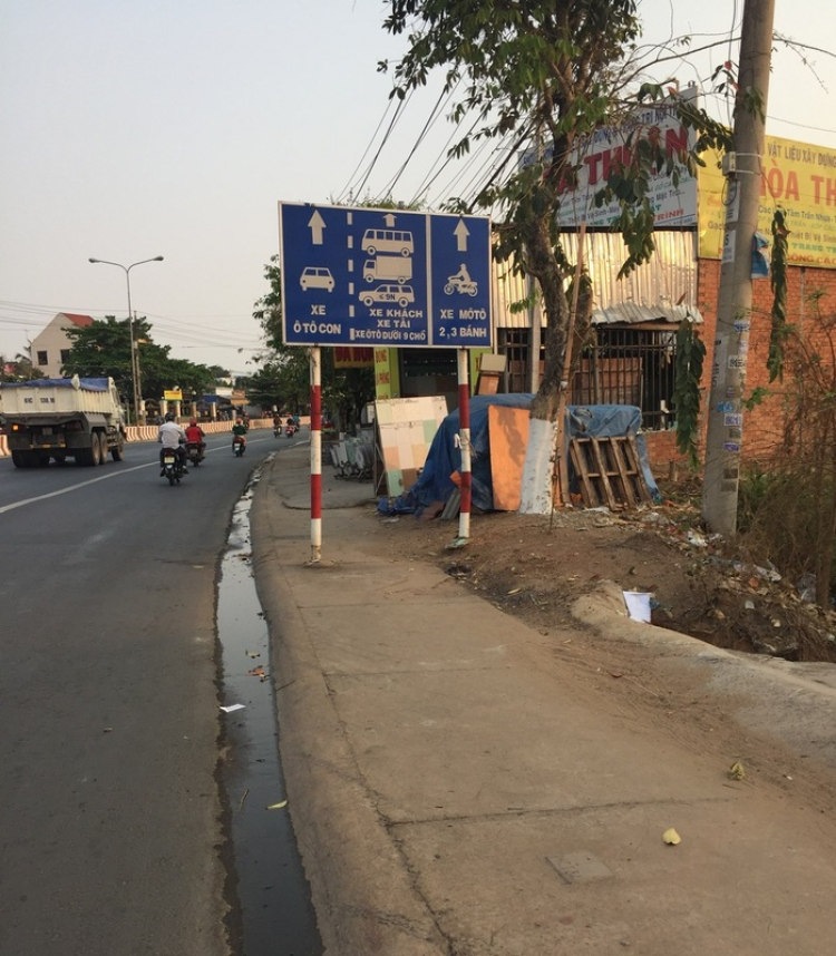Biển báo phân làn mới (có thể là bẫy) ở đại lộ bình dương! Biển báo phân làn mới (có thể là bẫy) ở đại lộ bình dương!