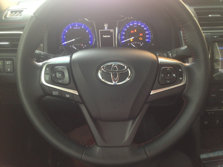 Toyota Camry 2015 ra mắt tại Hà Nội, giá cao hơn 50 – 80 triệu đồng Toyota Camry 2015 ra mắt tại Hà Nội, giá cao hơn 50 – 80 triệu đồng