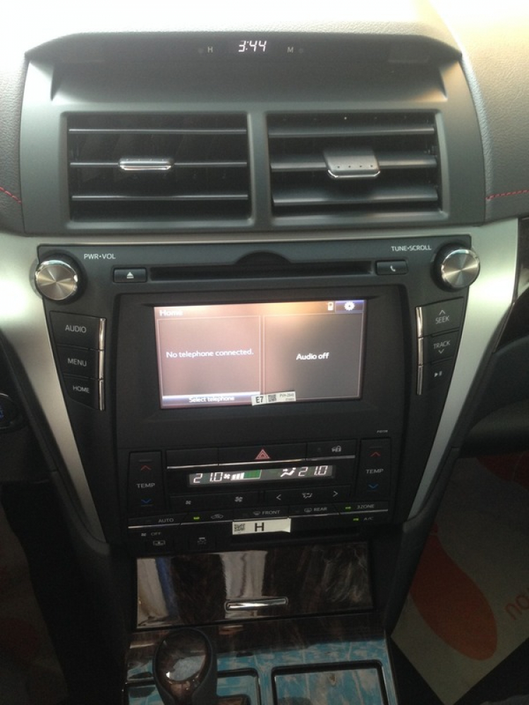 Toyota Camry 2015 ra mắt tại Hà Nội, giá cao hơn 50 – 80 triệu đồng Toyota Camry 2015 ra mắt tại Hà Nội, giá cao hơn 50 – 80 triệu đồng