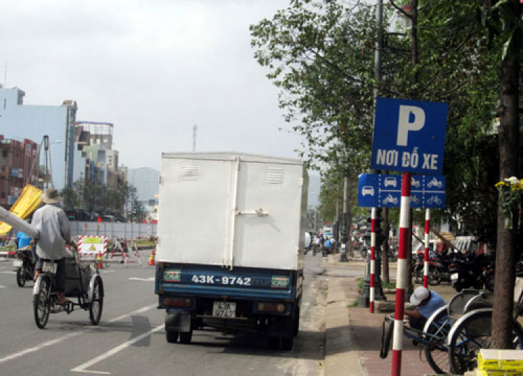 Bị phạt dưới chân cầu vượt Hàng Xanh Bị phạt dưới chân cầu vượt Hàng Xanh