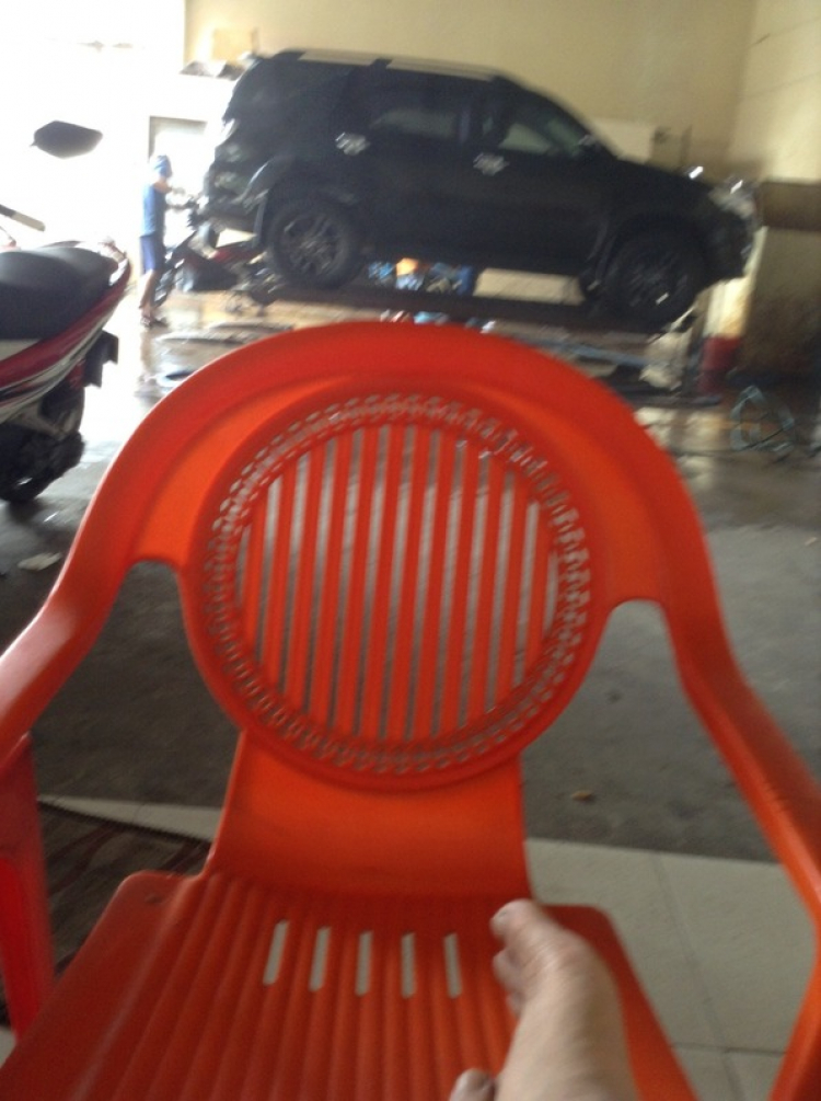 Khách tự lái xe vào "chuồng", tiệm ko nhận rửa xe (!)